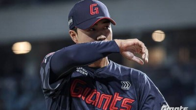한국 야구 씹어먹을 것 극찬받은 160km 우완, 청백전 첫 등판부터 'KK' 작렬…감독 기대 부응할까