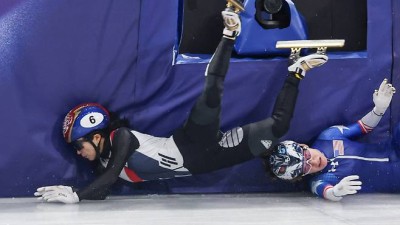 넘어지고 휩쓸리고…쇼트트랙 강국들 울린 밀라노의 '무른 얼음'