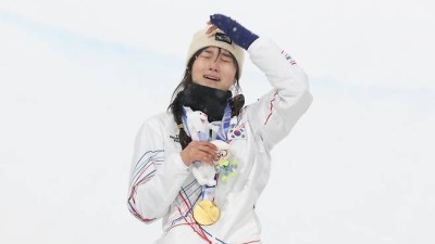 두 번 넘어지고도 일어섰다…최가온, 하프파이프 눈물의 금메달 [밀라노 동계올림픽]