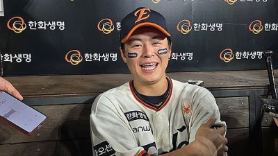 노시환, 지금 사인하면 계약금 0원 vs FA 땐 60억 일시불...나라면?