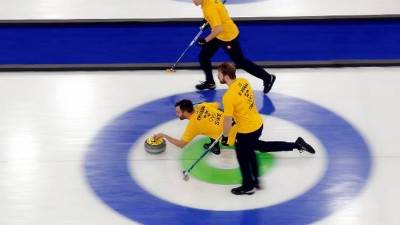 올림픽에서 무너진 컬링의 20년 우정…부정 행위 안 했어 vs 영상 보여줄게