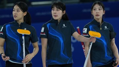 순항하던 여자컬링대표팀, 세계 8위 덴마크에 발목…라운드로빈 전적 2승2패 [밀라노올림픽]