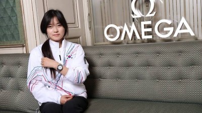 ‘韓 1호 금메달’ 스노보드 최가온…오메가 회장이 직접 시계 선물