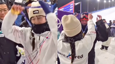 아무도 알아봐주지 않던 나의 12살 당신은 날 믿어줬다 최가온, 코치 목에 금메달 걸며 감사함 표