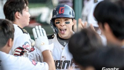 롯데 김동혁 전화기 인증샷, 꼬리에 꼬리를 무는 궁금증…나고김과 다르다? 26세에 야구인생 최대위기