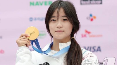 '여고생 스노보더' 최가온, 금메달 목에 걸고 금의환향[올림픽]