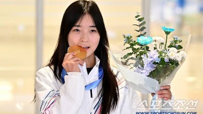 한국 오니까 더 실감난다 세계 최강 '금메달''한국 고딩 스노보더 최가온 금의환향...할머니가 해준 육전 제일 먹고파