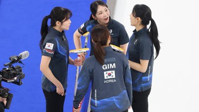 역전에 재역전… ‘팀 5G’ 여자 컬링, 中 꺾고 동계올림픽 2연승