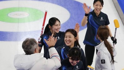 '한국이 일본에 이어 중국도 꺾었습니다' 세계 3위 한국 컬링, 치열한 접전 끝에 중국에 10-9 승리...준결승까지 '한발짝 더'