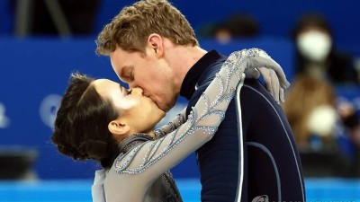 [올림픽] 빙판 위 연기 후 키스…그들은 연인인가, 아닌가