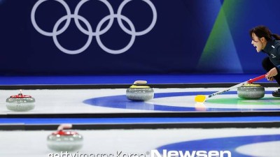 女 컬링 대표팀, 스위스에 5-7 패해 4위로..오후 최강 스웨덴 만난다