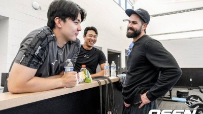 'LG 효자 외인' 켈리의 깜짝 방문, 다시 돌아가고 싶은 마음 현역 연장 의지 [LG 캠프]