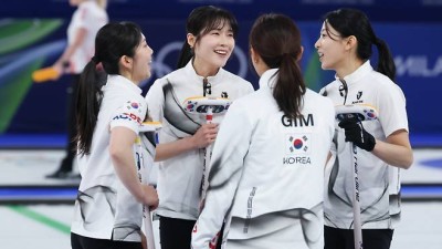 韓 여자 컬링, 최강 스웨덴 격파…5승3패로 4강 불씨 살렸다 [밀라노 동계올림픽]