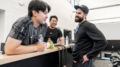 LG 팬 가슴 뛴다! '잠실 예수' 복귀? 켈리, 애리조나 캠프 방문…다시 돌아가고 싶은 마음 있어