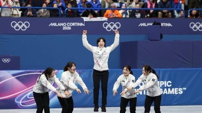 왜 시상대서 이런 세리머니를? '32세' 맏언니 위한 동생들의 배려 [올림픽 스틸컷]