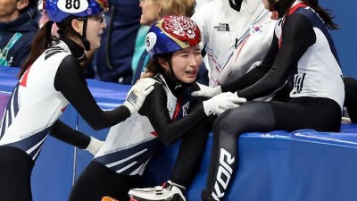 네발로 타서라도 버텼다 김길리, 분노의 금빛 질주한 사연 ... '충돌 위기' 최민정은 당황하지 않고 침착하게 [밀라노 현장]