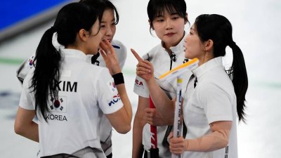 ‘우승 후보 격파’ 한국 女 컬링, 캐나다 꺾고 ‘자력 4강’ 이룰까 [올림픽]