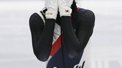'눈물 펑펑' 심석희, 이젠 웃을 때... '비하 논란' 딛고 계주 '3번째 金' 최민정 밀어준 '합심 레이스' [밀라노 현장]