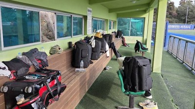 울산 벤치 구석에 'LG 가방이 덩그러니'.. LG 방출 → 울산 초대 캡틴. 김수인은 안다 왜 실패했는지