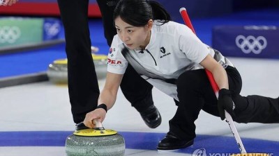 아뿔싸, 대량 득점 기회가 스틸로… 한국 女컬링, 4강 탈락 위기