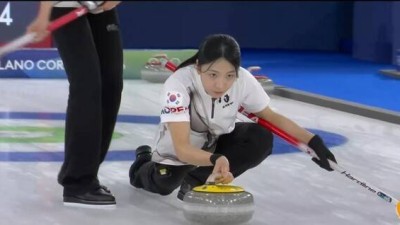 아직 끝나지 않았다... 한국 여자 컬링, 7엔드 추격포로 캐나다에 3점 차 압박