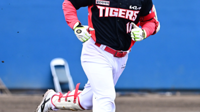 윤도현 역전 2루타 힘찬 시동, 유격수 뺏긴 김규성 분노의 홈런...컨택의 대가 카스트로 2타점, 찬스에 강했다