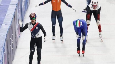 '동생들이 선두 만들었는데'... 황대헌, 안일하다 '통한의' 인코스 허용[계주 은메달]