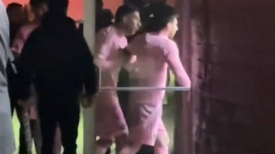 '심판실 난입 직전까지' 메시 격분, '악동' 수아레스가 겨우 말렸다