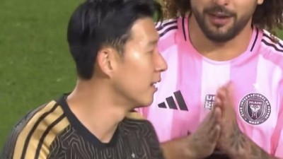손흥민도 '당황' 얼마나 간절했으면 ‘두 손 모아’ 구애...'쏘니, 끝나고 나랑 유니폼 바꾸자' 종료 직후 찾아갔다