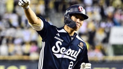 ‘롯데↔두산’ 초대형 트레이드, 왜 올해는 두산 대박 점쳐지나…'생애 첫' 선두타자 초구 홈런 비결 공개 “이진영 코치님 지도 덕분”