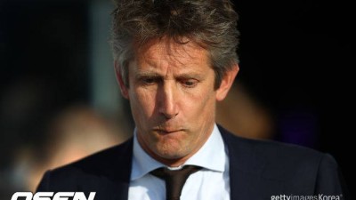 '휴가 중 뇌출혈' 박지성 절친 반 데 사르, 축구와 거리 뒀어...회복에 큰 도움