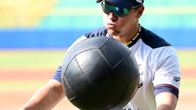 ‘147km 사구→교체’ 안현민, KIA전 2번 DH…부상 우려에 노심초사 “괜찮다는데 제가 뺐어요” [오!쎈 오키나와]