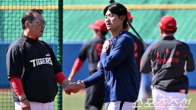 도영아 다치지만 말고 돌아와 손 꼭 잡은 KIA 장세홍 트레이닝 코치, 애틋한 손길 [오키나와 현장]