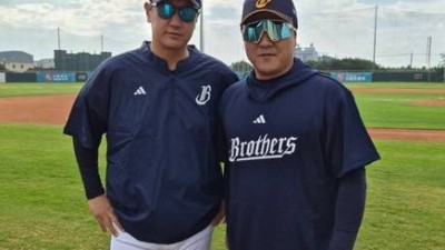 중신 유니폼 입은 이대호 객원 코치, 그런데 왜 정훈이 함께?