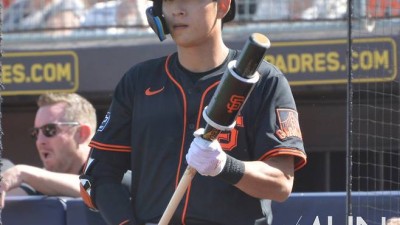 이정후, 연봉 317억 받는데 단타만 친다…장타는 언제 칠건데 美 팬들 불만