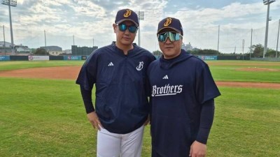 '롯데 레전드' 이대호·정훈, 다른팀 간다…최고의 팀이 될 수 있도록