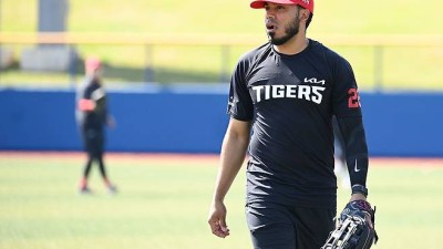 이범호 감독 극찬 머리가 굉장히 좋은 것 같다…'35홈런 타자' 포기한 KIA 승부수, 일단 '긍정적' [오키나와 캠프]