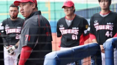 KIA 이범호 감독 작심 발언 외인도 저렇게 간절한데, 1군 들지 말지 모르는 선수들이... 패배 후 선수단 10분 미팅 '왜' 나왔나 [오키나와 현장]