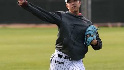 염경엽 감독님 말씀대로 하겠다 157㎞ 사이드암 '마침내' 구속 욕심 버렸다... LG 우승 사령탑, 'ERA 20.25' 홀드왕까지 살려내나