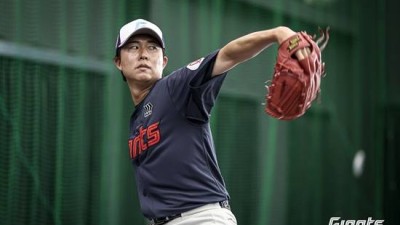 '155km 강속구 vs 들쭉날쭉 제구' 무엇이 본모습일까...롯데 '亞쿼터' 두산 상대 마침내 첫 선, 5선발 꿰찰까 [미야자키 라이브]