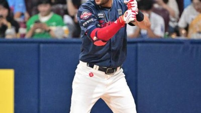 롯데 새 리드오프 무섭다! 레이예스, 이영하 상대 1회초 선두타자 홈런 폭발…확실한 기선제압 [오!쎈 미야자키]