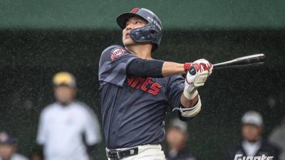 갑자기 내야 2자리 텅텅→롯데 '큰일 났다' 싶었는데...전율의 그랜드슬램 '쾅'! 감독·코치님 머리 아프게 하겠다 베테랑 뜻밖의 각오 [미야자키 인터뷰]