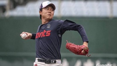 '155km 강속구 어디갔어?' 첫 등판서 최저 140km...롯데 '亞쿼터' 첫 선발 투구, 기대한 장점 안 보였다→5선발 이대로 탈락하나 [미야자키 캠프]