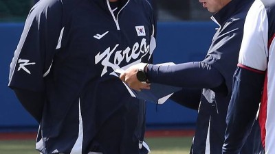 류현진 빠졌다…대표팀, 선발 시계 다시 맞추나