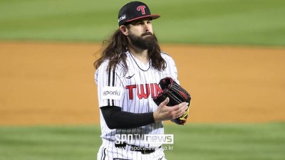 오지환도 그렇게 칭찬했는데, '잠실 예수' 이대로 은퇴인가… LG 복귀도 막혔다, 탈출구는 있을까