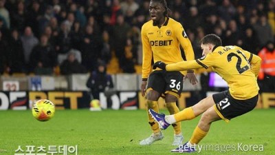 '꼴찌' 울버햄튼, '3위' 애스턴 빌라에 2-0 완승…황희찬은 부상 결장
