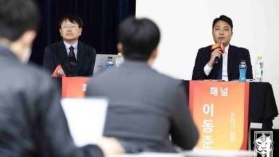 '판정 논란'에 고개 숙였던 이동준 심판, 경기 시작 2분 만에 그라운드 떠났다...무슨 일?