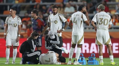 “이게 축구야? 격투기야?” 韓 팬들 폭발…손흥민, 뒤에서 아킬레스건 밟혔다