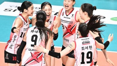 팬들을 위한 프로 팀의 자세란 이런 것! 정관장, 장충 원정서 GS칼텍스 꺾고 승점 3점 추가 [MD장충]