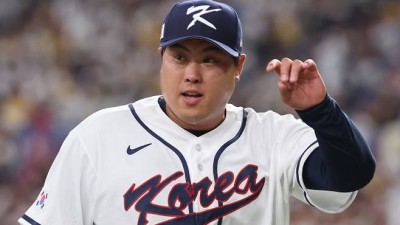 류현진 109㎞ 커브에 얼어붙은 日…상대 감독도 감탄 “한국의 리더”